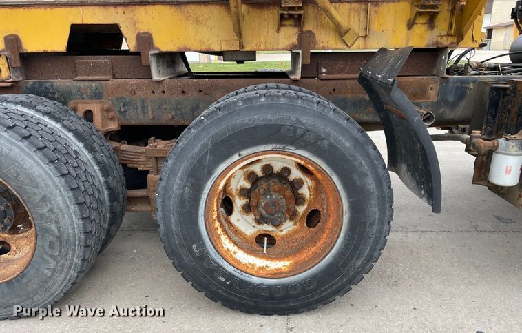 image for item LW9027 1995 Ford  LT9000 tank truck