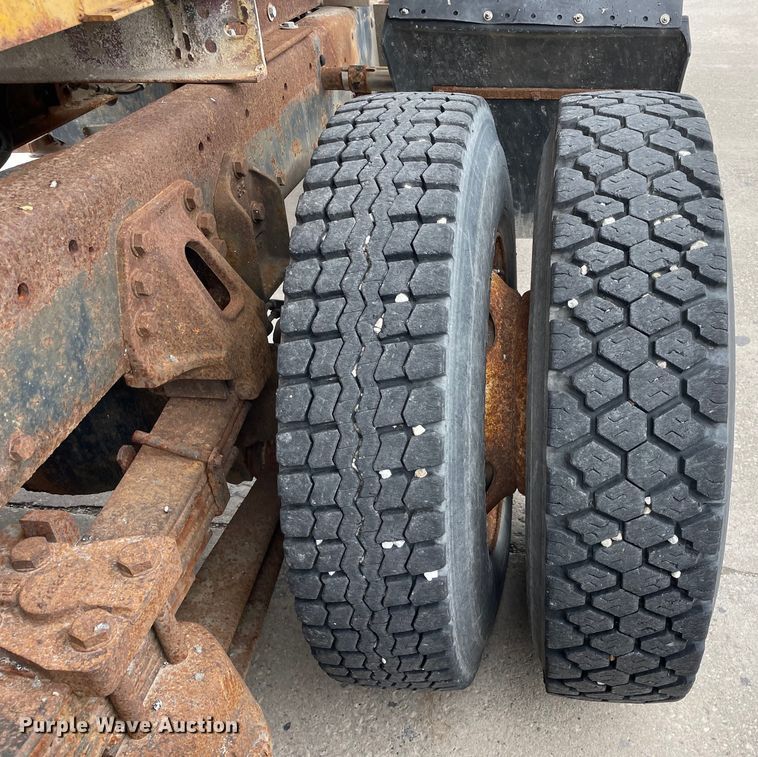 image for item LW9027 1995 Ford  LT9000 tank truck