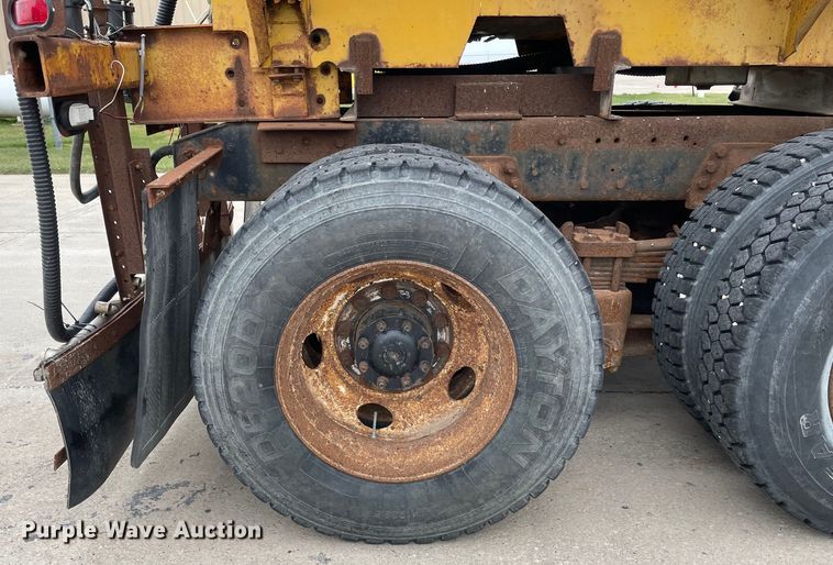 image for item LW9027 1995 Ford  LT9000 tank truck