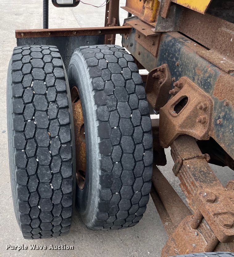 image for item LW9027 1995 Ford  LT9000 tank truck