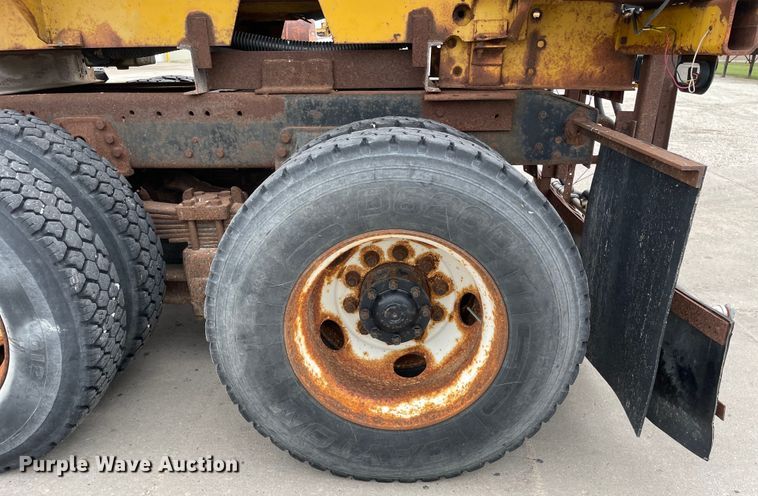 image for item LW9027 1995 Ford  LT9000 tank truck