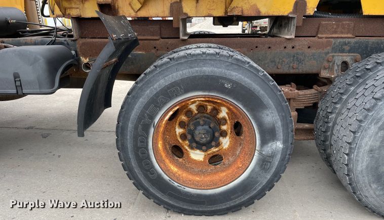 image for item LW9027 1995 Ford  LT9000 tank truck