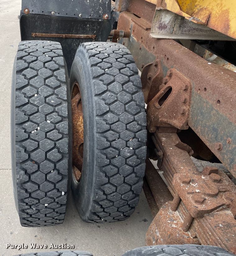 image for item LW9027 1995 Ford  LT9000 tank truck