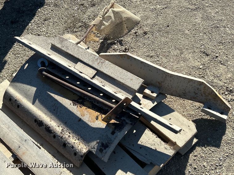 image for item MO9203 (3) Caterpillar 30