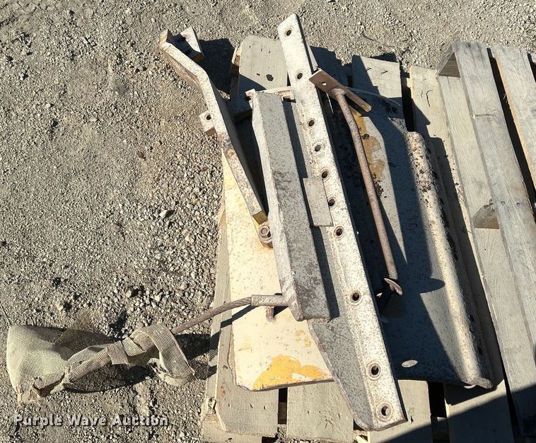 image for item MO9203 (3) Caterpillar 30