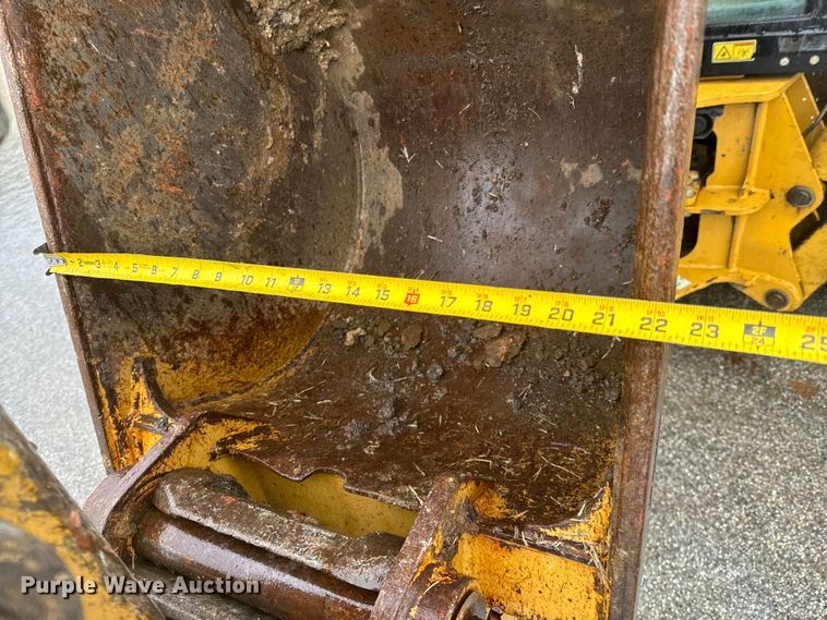 image for item ND9019 2004 Caterpillar  420D backhoe