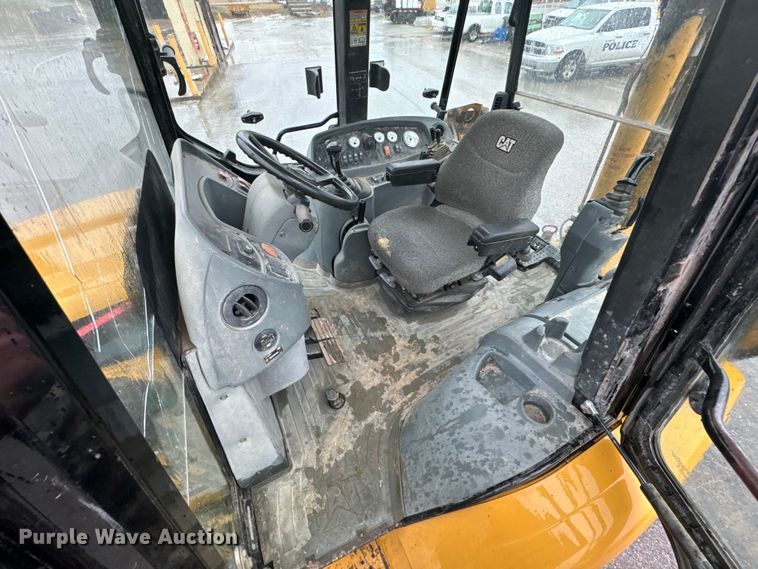 image for item ND9019 2004 Caterpillar  420D backhoe