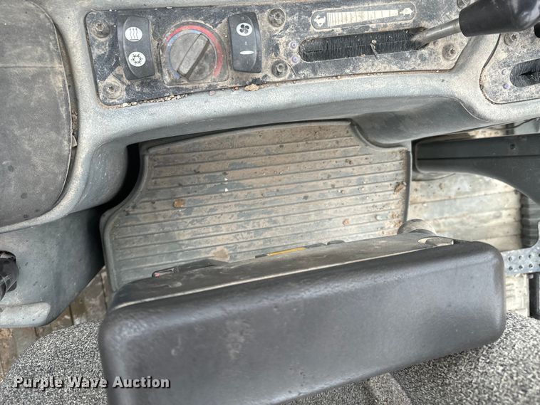 image for item ND9019 2004 Caterpillar  420D backhoe