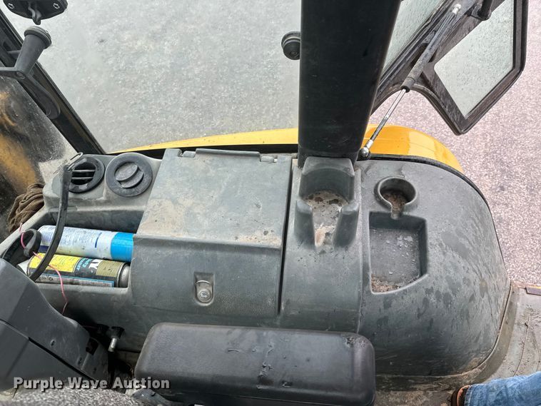 image for item ND9019 2004 Caterpillar  420D backhoe