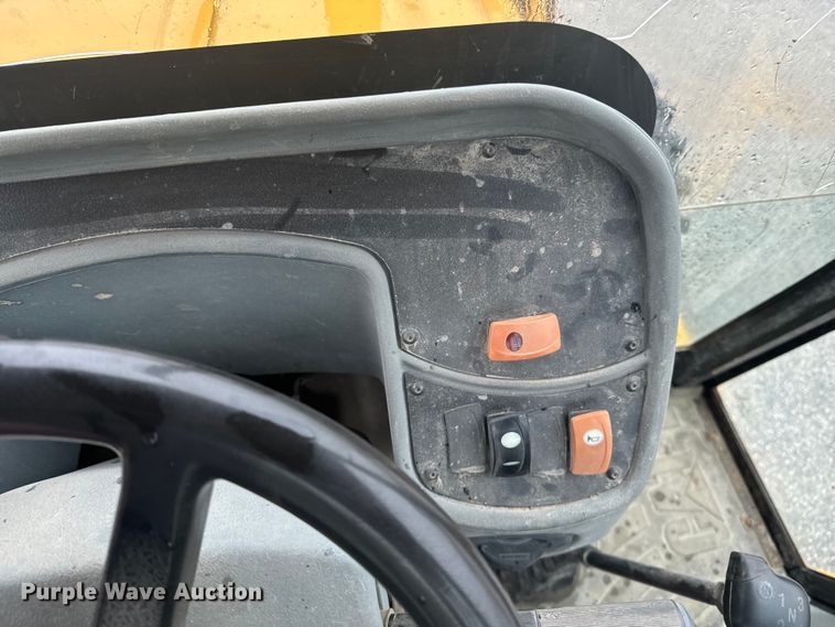 image for item ND9019 2004 Caterpillar  420D backhoe