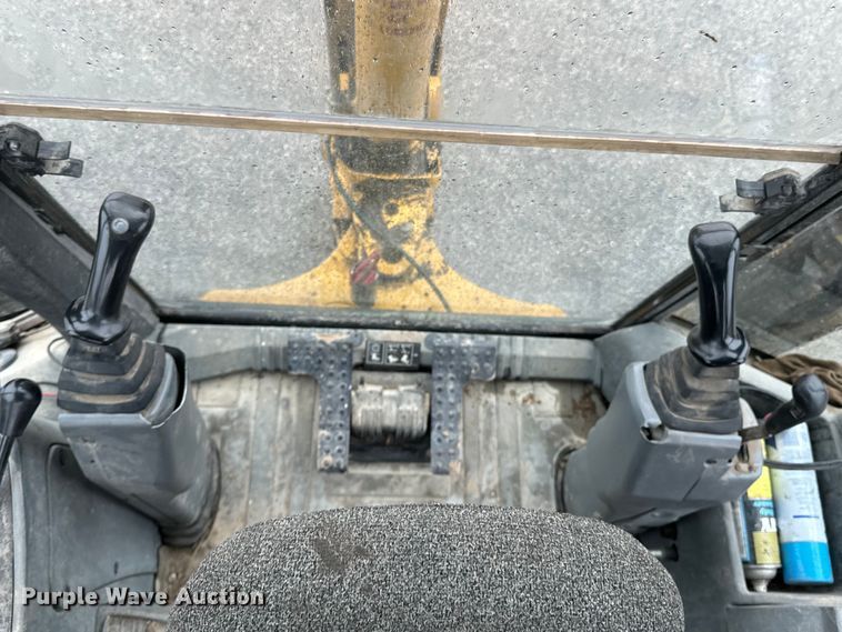 image for item ND9019 2004 Caterpillar  420D backhoe