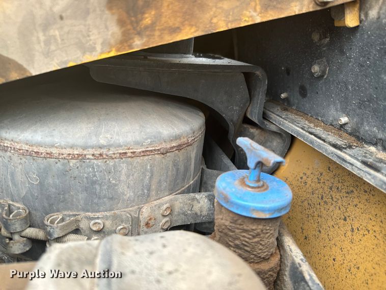 image for item ND9019 2004 Caterpillar  420D backhoe