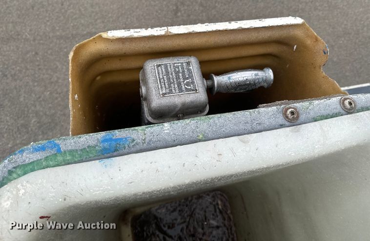 image for item ND9020 1998 Ford F800 bucket truck