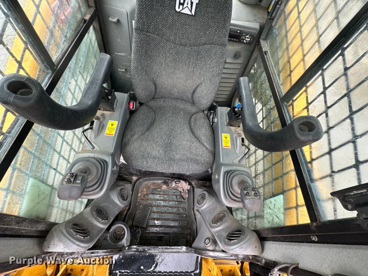image for item ND9022 2017 Caterpillar 262D skid steer loader