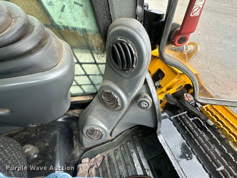 image for item ND9022 2017 Caterpillar 262D skid steer loader