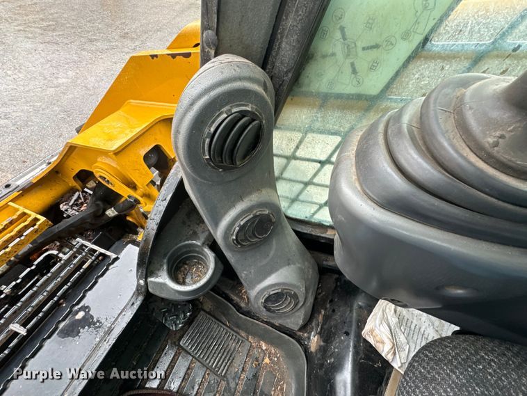 image for item ND9022 2017 Caterpillar 262D skid steer loader