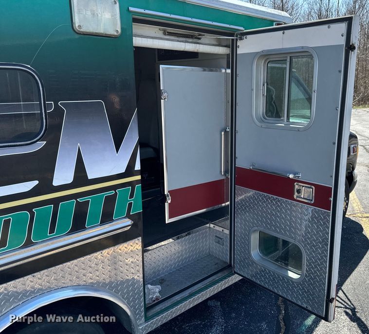 image for item ND9060 1997 Ford E350 ambulance