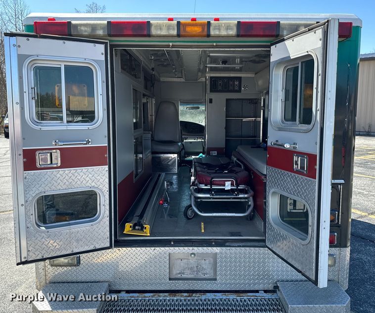 image for item ND9060 1997 Ford E350 ambulance