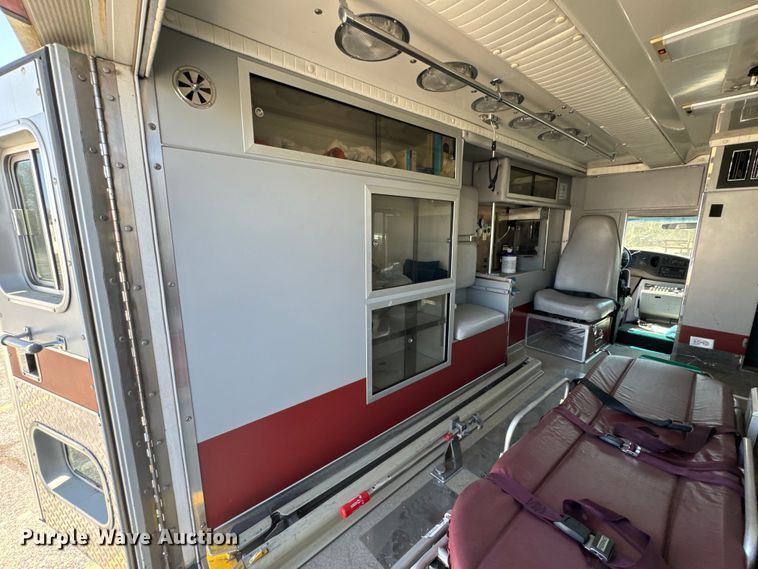image for item ND9060 1997 Ford E350 ambulance