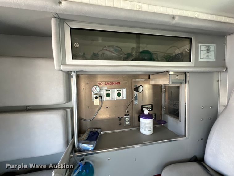 image for item ND9060 1997 Ford E350 ambulance