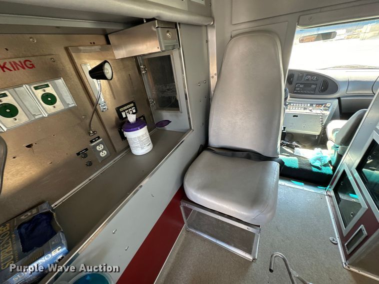 image for item ND9060 1997 Ford E350 ambulance