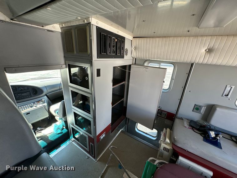 image for item ND9060 1997 Ford E350 ambulance