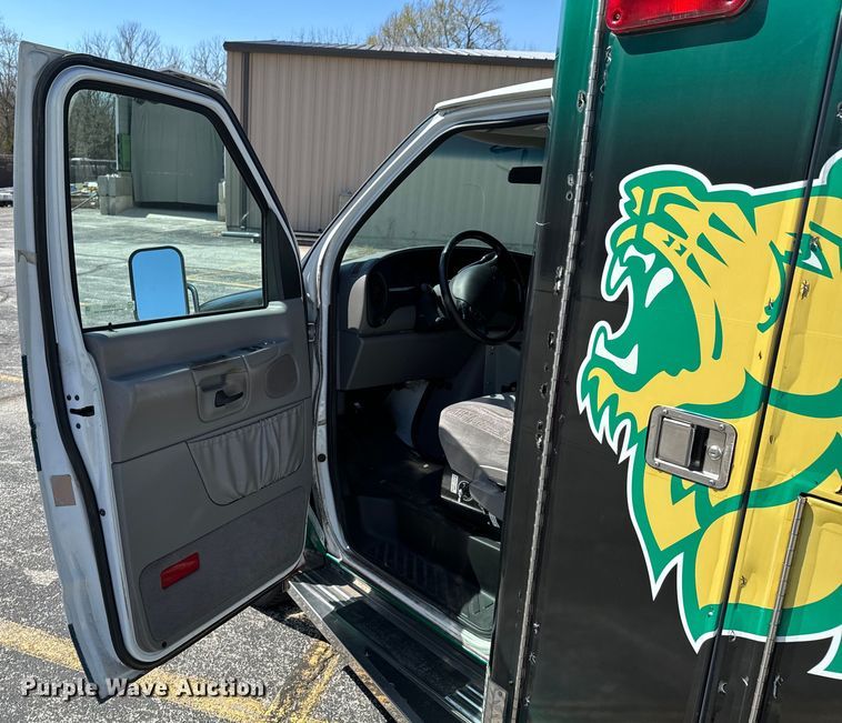 image for item ND9060 1997 Ford E350 ambulance