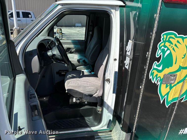 image for item ND9060 1997 Ford E350 ambulance