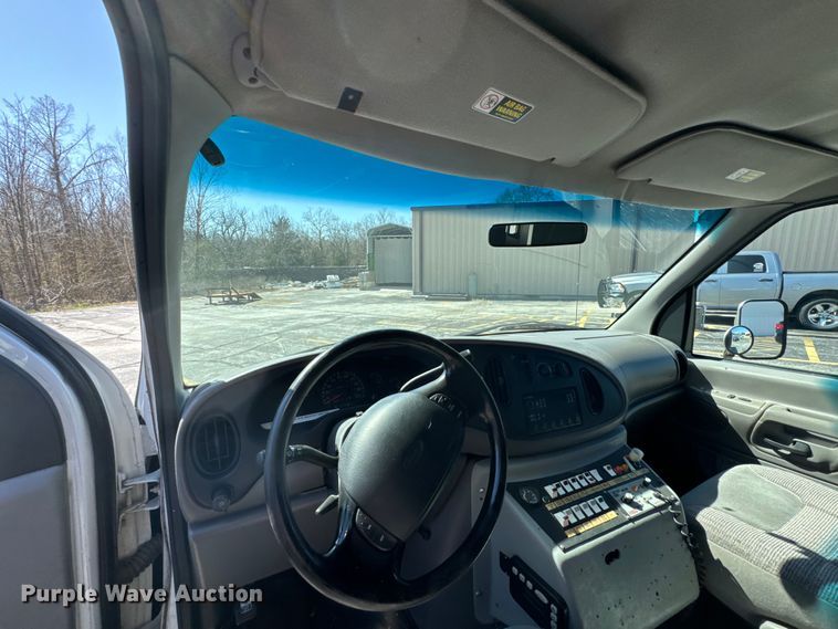 image for item ND9060 1997 Ford E350 ambulance