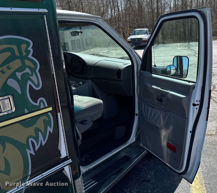 image for item ND9060 1997 Ford E350 ambulance