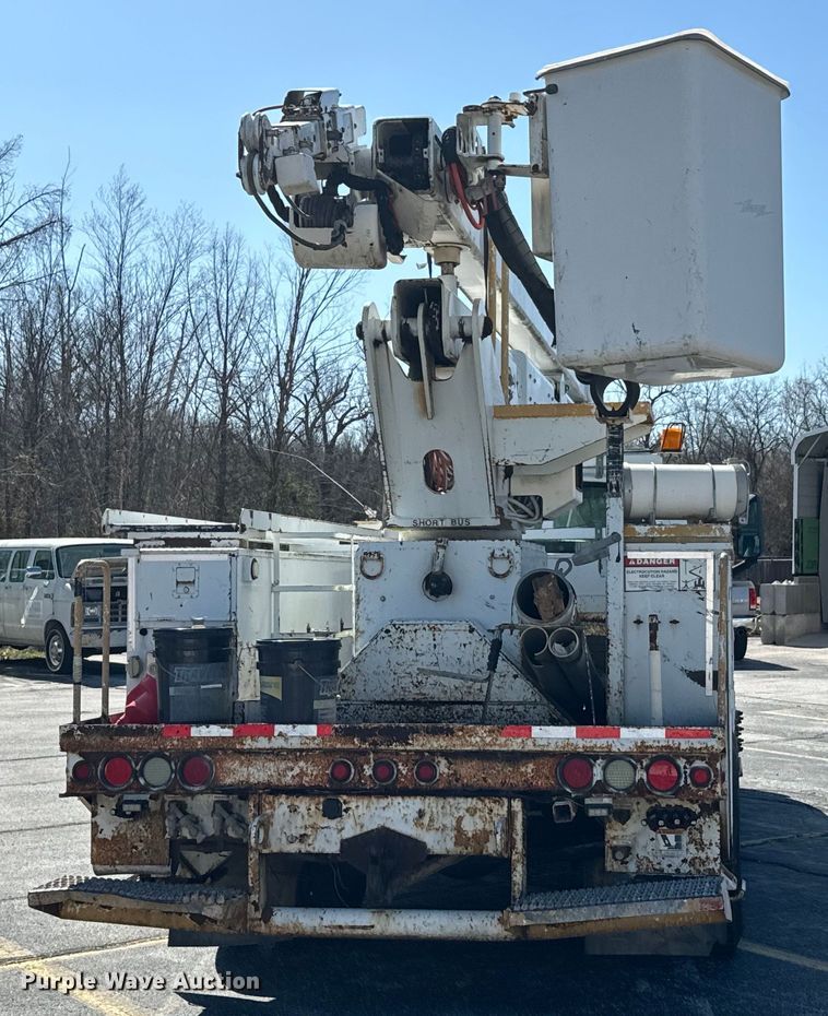 image for item ND9061 2003 GMC C7500 bucket truck