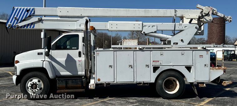 image for item ND9061 2003 GMC C7500 bucket truck