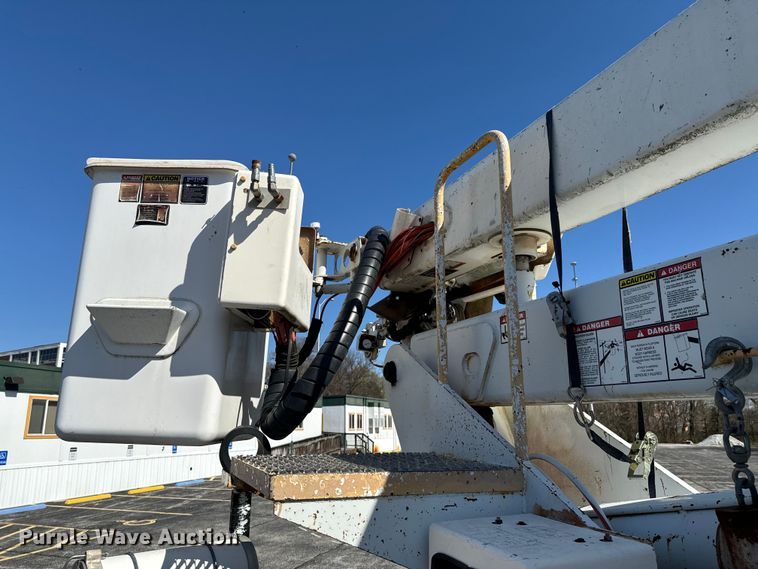 image for item ND9061 2003 GMC C7500 bucket truck