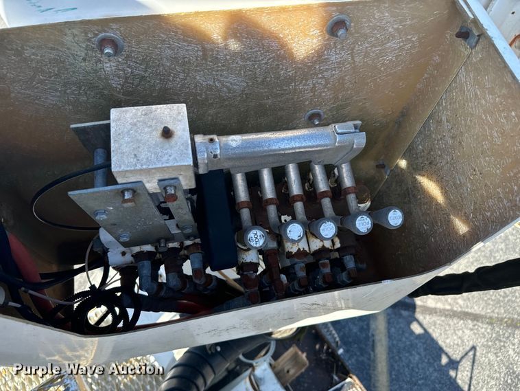 image for item ND9061 2003 GMC C7500 bucket truck