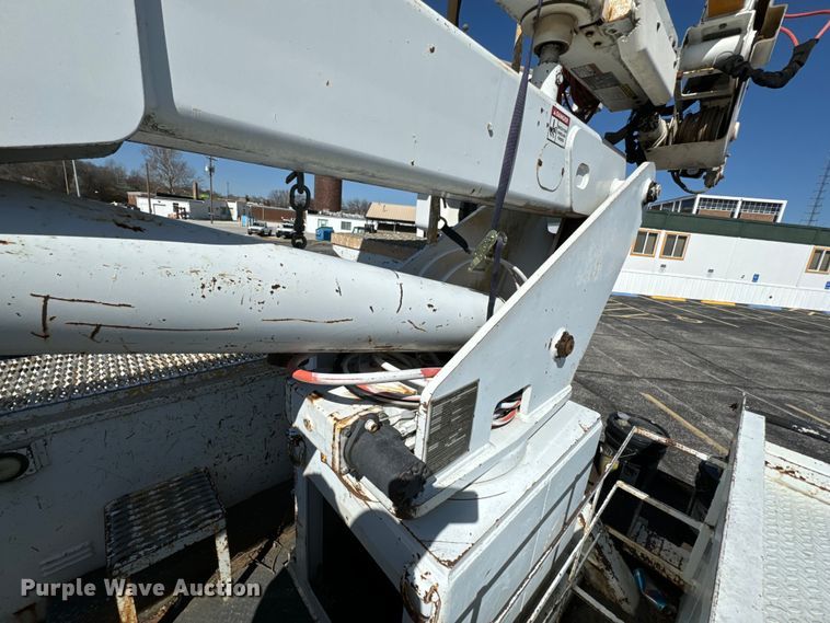 image for item ND9061 2003 GMC C7500 bucket truck