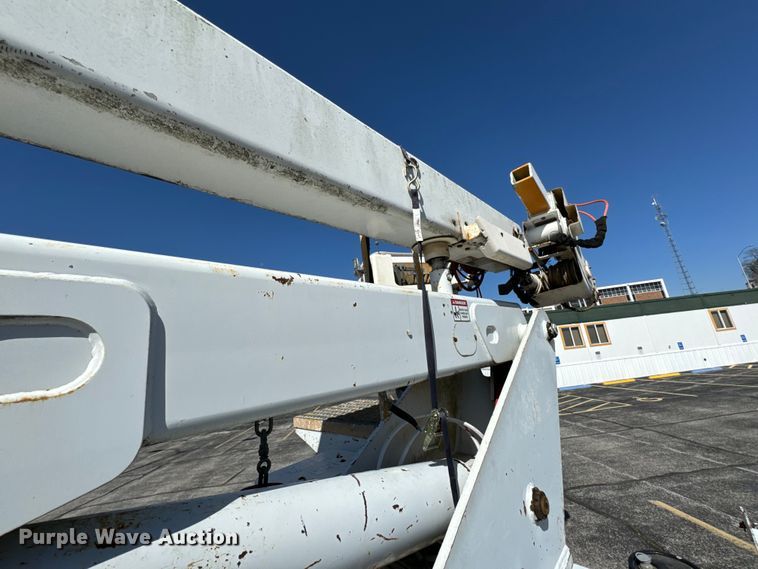 image for item ND9061 2003 GMC C7500 bucket truck