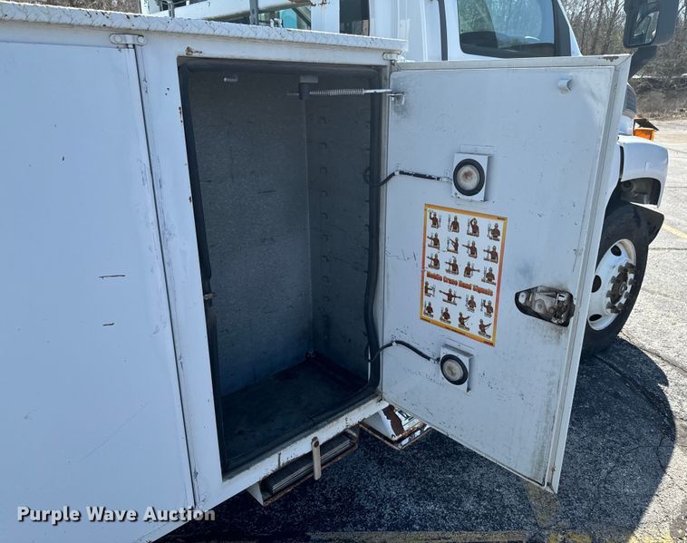 image for item ND9061 2003 GMC C7500 bucket truck