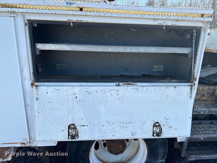 image for item ND9061 2003 GMC C7500 bucket truck