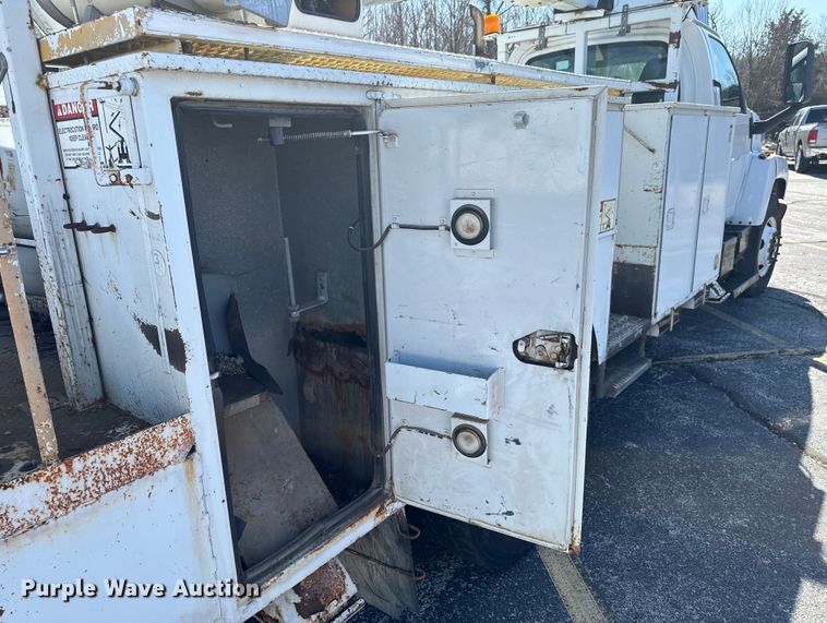 image for item ND9061 2003 GMC C7500 bucket truck