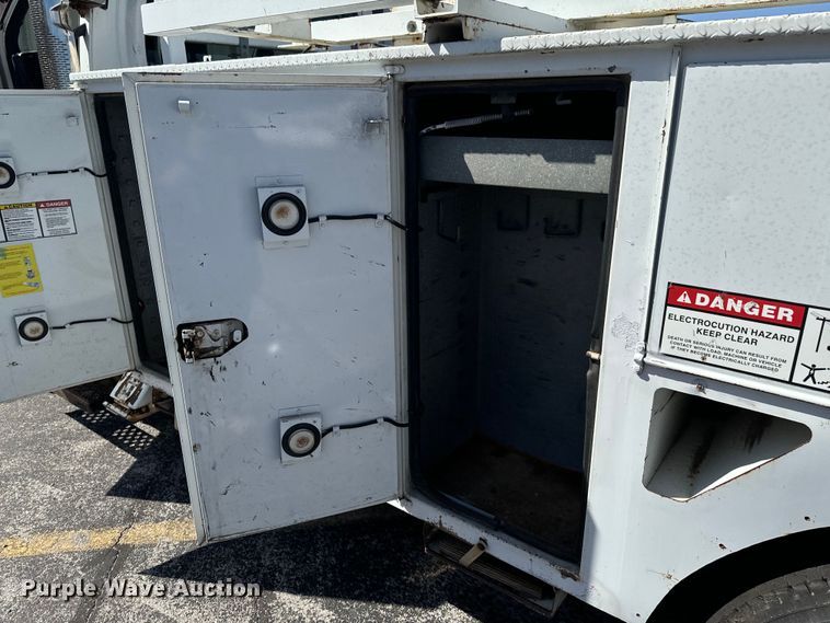 image for item ND9061 2003 GMC C7500 bucket truck