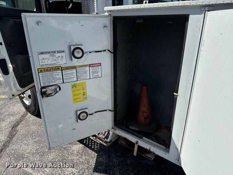 image for item ND9061 2003 GMC C7500 bucket truck