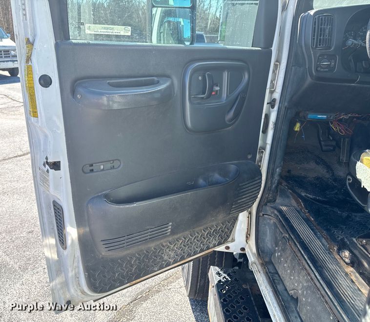 image for item ND9061 2003 GMC C7500 bucket truck