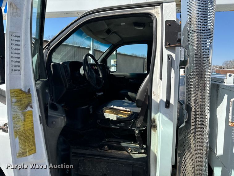 image for item ND9061 2003 GMC C7500 bucket truck