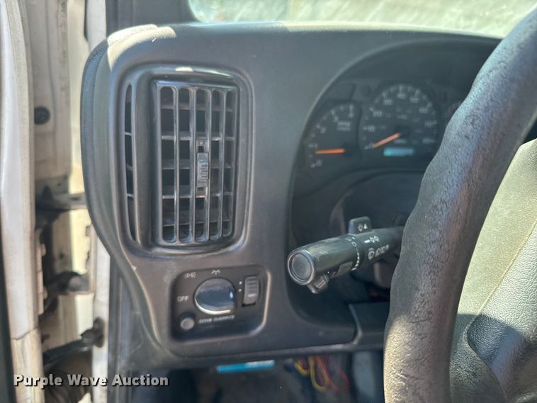 image for item ND9061 2003 GMC C7500 bucket truck