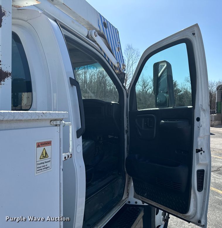 image for item ND9061 2003 GMC C7500 bucket truck