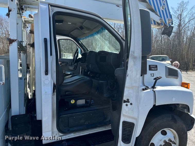 image for item ND9061 2003 GMC C7500 bucket truck