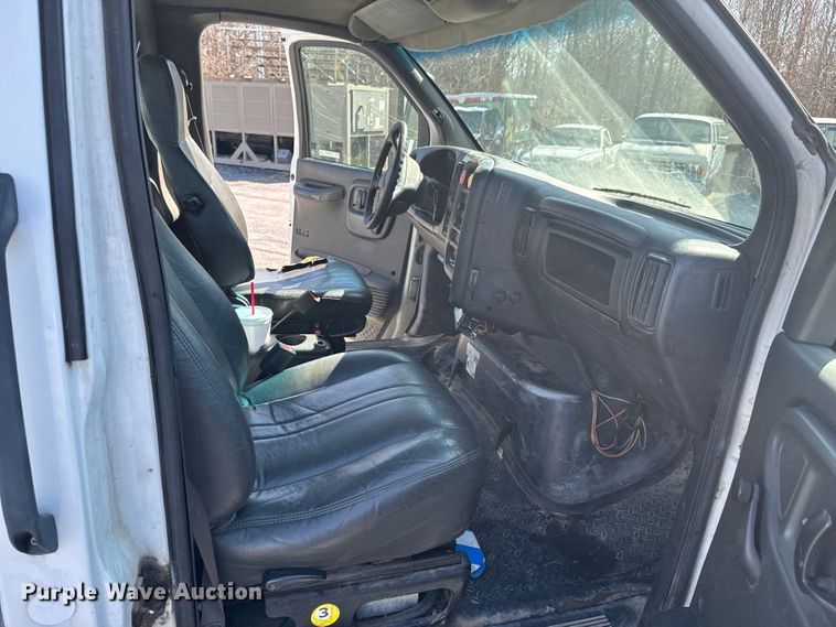 image for item ND9061 2003 GMC C7500 bucket truck