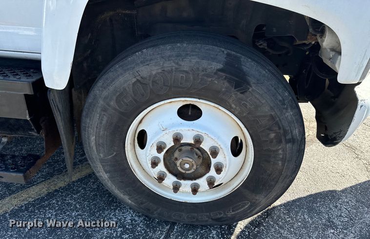 image for item ND9061 2003 GMC C7500 bucket truck