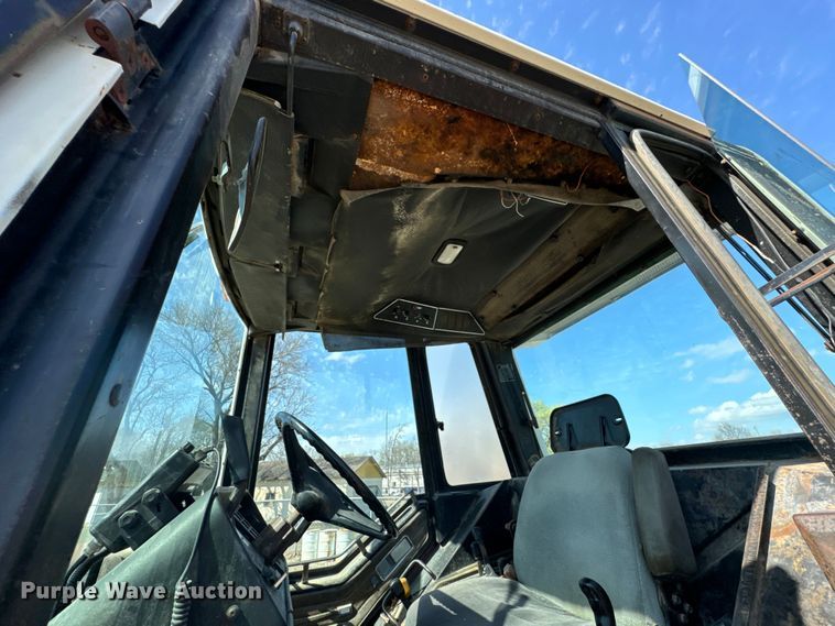 image for item ND9081 1981 International 1086 tractor