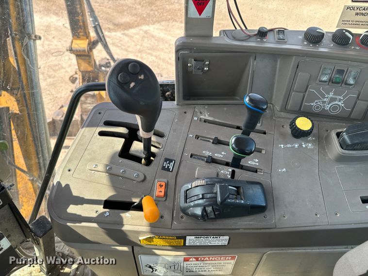 image for item ND9084 2010 John Deere 6330 tractor